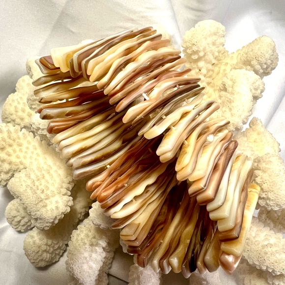 Vintage Mother of pearls Natural Shell stretch Bracelet. - Picture 9 of 9